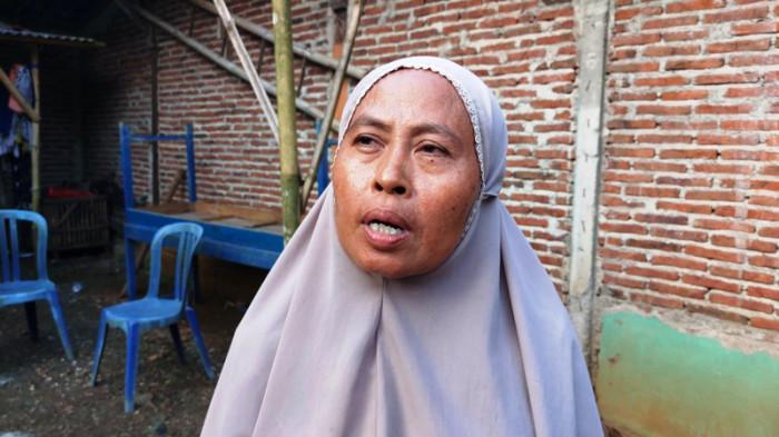 KATA SAKSI - Saksi sekaligus tetangga korban, Suparni (52) memberikan keterangan mengenai penganiayaan berujung kematian di Desa Jogomulyo, Kecamatan Buayan, Kabupaten Kebumen, Selasa (12/5/2026). Seorang suami aniaya dan bunuh istri beserta ibu mertuanya.