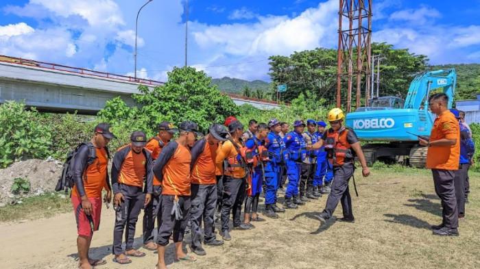 OPERASI DITUTUP -- Potret Basarnas Gorontalo di kawasan Jembatan Talumolo 2. Operasi pencarian Isten Laiya resmi ditutup Basarnas.