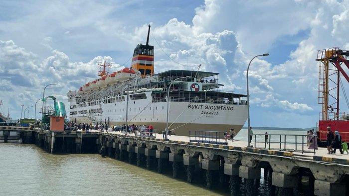 DOCKING - Kapal KM Bukit Siguntang bersandar di Pelabuhan Tunon Taka Nunukan, belum lama ini.