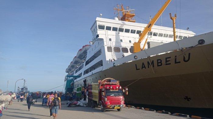 DOCKING - Tampak Kapal Pelni KM Lambelu saat berada di Pelabuhan Tunon Taka Nunukan, Sabtu (07/05/2022). 
