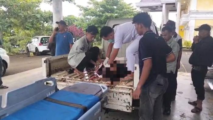KONDISI - Korban saat di TKP kejadian hendak dibawa ke RSUD Kepahiang pada Senin (16/3/2026). Kondisi bos es krim bernama Yosep meninggal dunia usai ditusuk senjata tajam di Jalan Lintas Kepahiang, tepatnya di depan toko Duta Gallery, Kelurahan Dusun Kepahiang, Kabupaten Kepahiang, pada Senin (16/3/2026). 