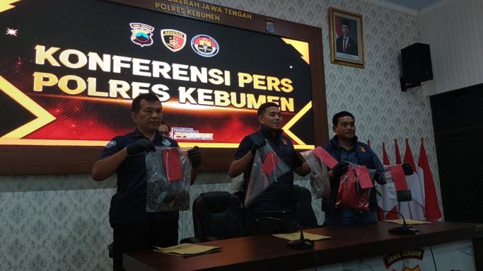 BARANG BUKTI - Kasatreskrim Polres Kebumen, AKP Kanzi Fathan memperlihatkan barang bukti kasus penganiayaan berujung kematian yang dilakukan seorang pria kepada istri dan ibu mertuanya, Rabu (13/5/2026).