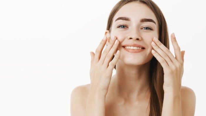 Ilustrasi penggunaan moisturizer untuk menjaga 