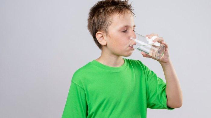 Ilustrasi anak minum air putih
