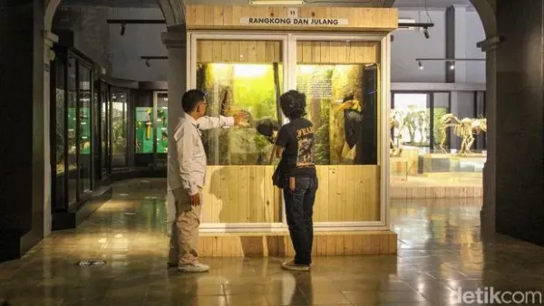Museum Zoologi di kawasan Museum Zoologi Bogor menjadi salah satu destinasi wisata edukasi favorit bagi masyarakat. Sejumlah pengunjung tampak melihat serta memperhatikan koleksi satwa yang dipamerkan di berbagai ruang display museum tersebut.