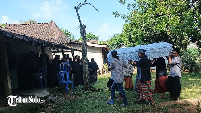 AKAN DIMAKAMKAN - Proses jelang pemakaman Pariman, ODGJ yang terkubur di dapur rumahnya di Kabupaten Boyolali, Jawa Tengah, Rabu (13/5/2026) malam. Kasus ini terungkap setelah korban sudah lima hari tidak terlihat di lingkungan sekitar.