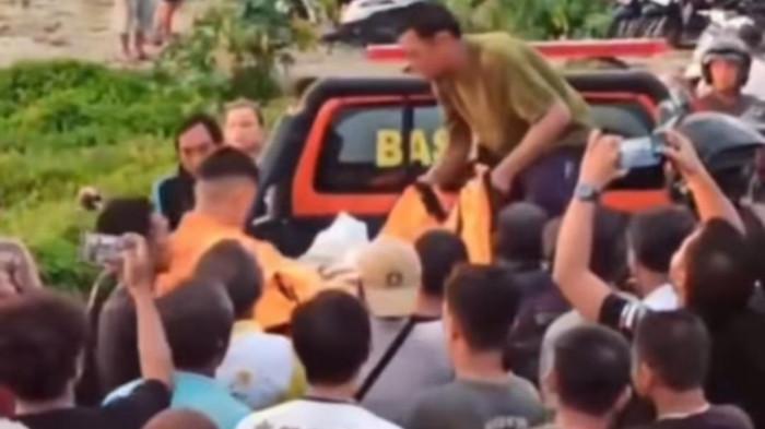 Potret evakuasi korban jiwa. Seorang warga tewas diduga tersambar petir