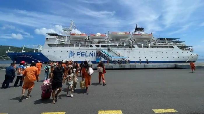 JADWAL KAPAL - Kapal Pelni KM Tilongkabila saat bersandar di Pelabuhan Samudera Bitung. <div class=