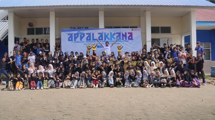SENI SISWA - Siswa SMPN 11 Makassar menampilkan karya batik celup dalam Pameran Seni Budaya “Appalakkana”, Senin (11/5/2026). Kegiatan ini menjadi ajang apresiasi karya dan kreativitas siswa kelas IX.