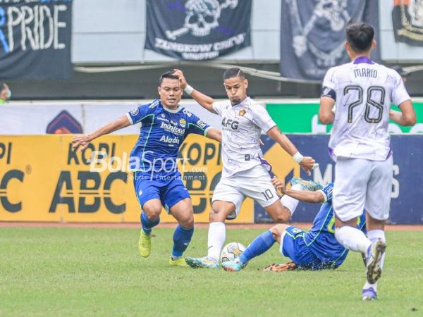 Gelandang Persik Kediri, Renan Silva (tengah), sedang menguasai bola dan dibayangi pemain Persib Bandung bernama Dedi Kusnandar (kiri) dalam laga pekan ke-29 Liga 1 2022 di Stadion Pakansari, Bogor, Jawa Barat, Rabu (8/3/2023).