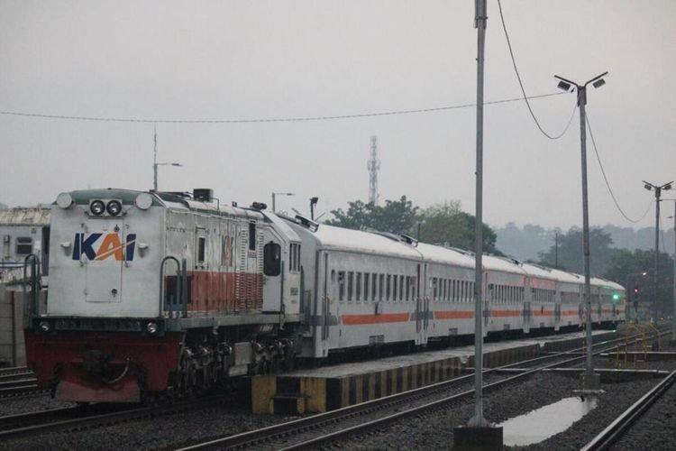 Ilustrasi perjalanan KA Dharmawangsa Ekspres yang melayani rute Jakarta-Surabaya PP.