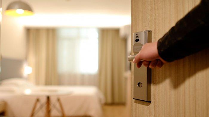 Ilustrasi tamu yang membuka pintu kamar hotel yang diinapi