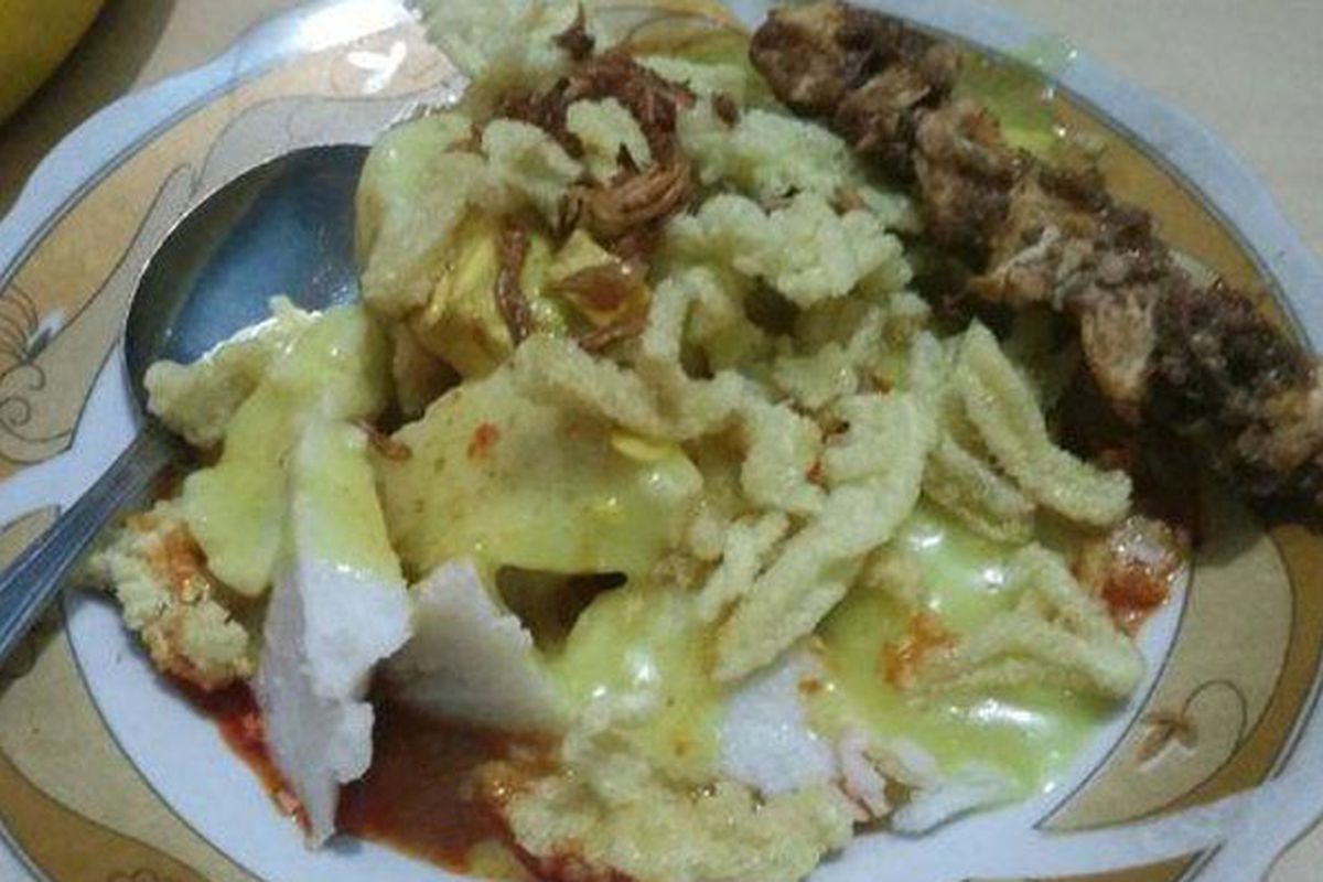 Ilustrasi kupat glabed, kuliner di Tegal yang cocok untuk menu makan malam.
