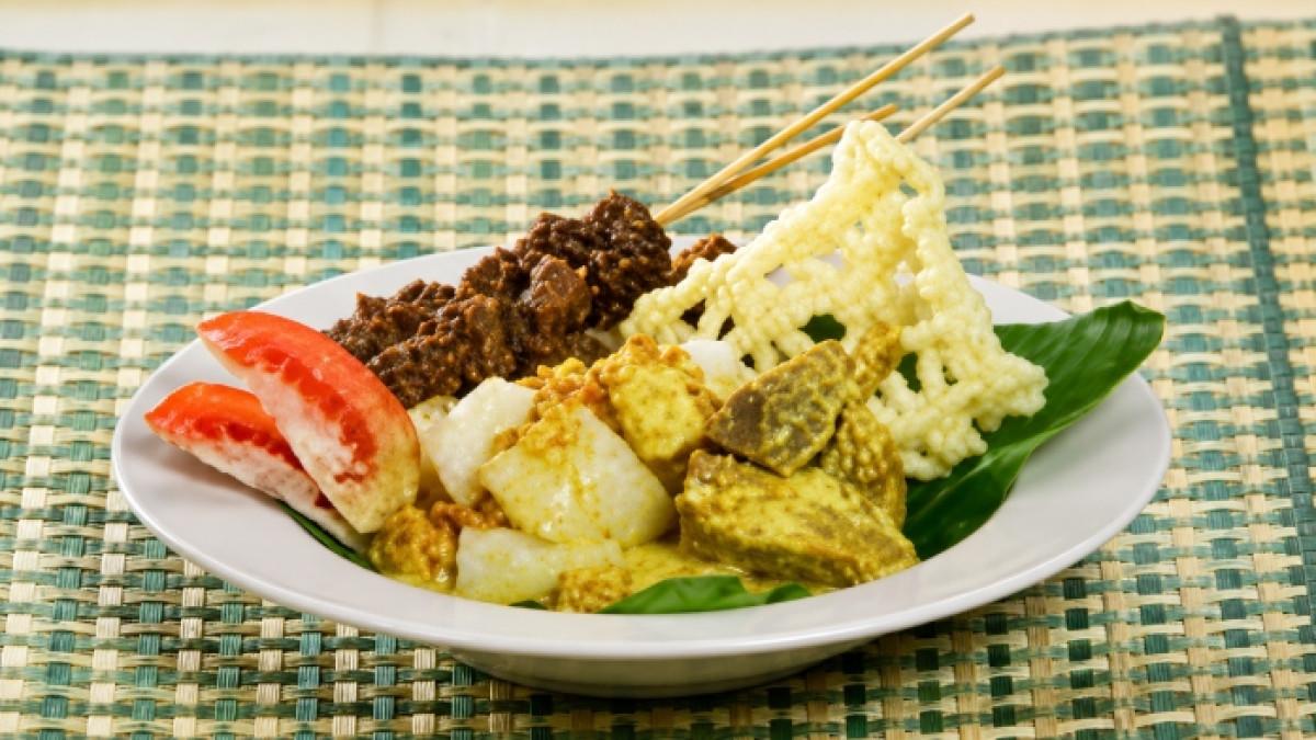 Ilustrasi kupat glabed, kuliner di Tegal yang cocok untuk menu makan malam.