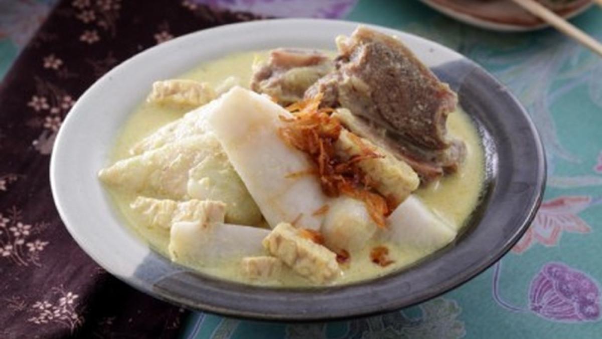 Ilustrasi kupat glabed, kuliner di Tegal yang cocok untuk menu makan malam.