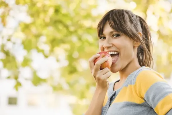 Ilustrasi wanita makan buah Ilustrasi wanita makan buah
