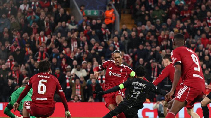 BEREBUT BOLA - Duel perebutan bola pemain Liverpool dan Paris Saint-Germain (PSG) pada leg kedua perempat final Liga Champions 2025/2026 di Anfield Stadium, Inggris, Rabu (15/4) dini hari WIB.