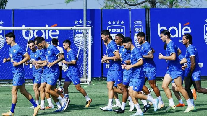 Persib Bandung menggelar latihan di lapangan pendamping GBLA jelang pertandingan tandang kontra PSM Makassar di Stadion Gelora B.J. Habibie, Parepare, Minggu, 17 Mei 2026.