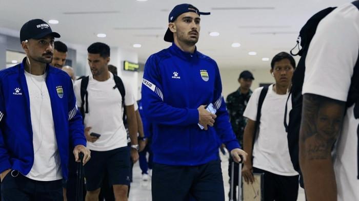 Persib Bandung dalam perjalanan menjelang pertandingan tandang kontra PSM Makassar di Stadion Gelora B.J. Habibie, Parepare, Minggu, 17 Mei 2026.