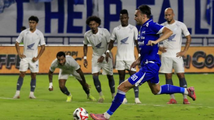 Tim Maung Bandung sukses mengamankan kemenangan tipis 1-0 atas PSM Makassar pada laga tunda pekan ke-8 Super League 2025/2026 yang digelar di Stadion Gelora Bandung Lautan Api, Sabtu (28/12/2025).