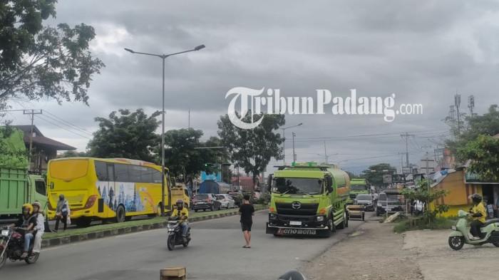 ANTRE SOLAR- Truk mengular panjang dari Simpang Empat Lampu Merah Unand untuk mengisi BBM Solar ke SPBU Pisang, Kecamatan Pauh, Kota Padang , Sabtu (16/5/2026) sore. Sopir truk mulai kesulitan mendapatkan solar sehingga harus antre berjam-jam