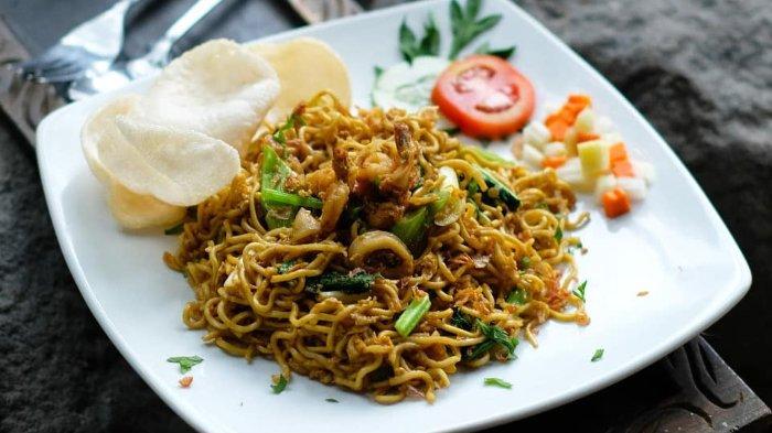 Menu makanan mi goreng di warung Kali Opak Resto.