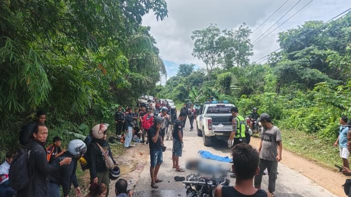 KECELAKAAN SEKADAU - Polisi olah TKP kecelakaan maut yang melibatkan satu truk dan dua sepeda motor di Jalan Raya Sekadau-Sanggau, Desa Sungai Kunyit, Kecamatan Sekadau Hilir, pada Sabtu 16 Mei 2026. Satu pengendara dilaporkan meninggal dunia di lokasi kejadian.