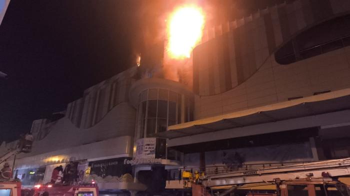 TERBAKAR: Megamall Manado dilanda kebakaran pada Sabtu (16/5/2026) malam sekitar pukul 21.00 WITA. Api dilaporkan pertama kali terlihat berasal dari lantai paling atas gedung pusat perbelanjaan tersebut.