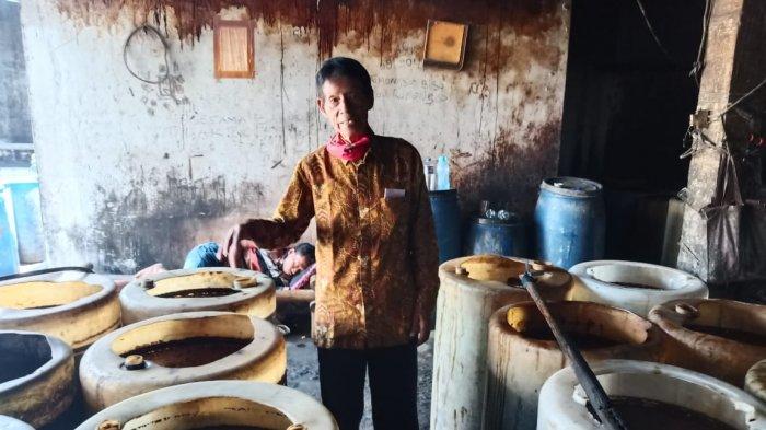 Ketua Paguyuban Etanol Bekonang, Sabariyono saat menunjukkan rumah produksi etanol di Desa Bekonang, Kecamatan Mojolaban, Kabupaten Sukoharjo, Senin (16/11/2020)