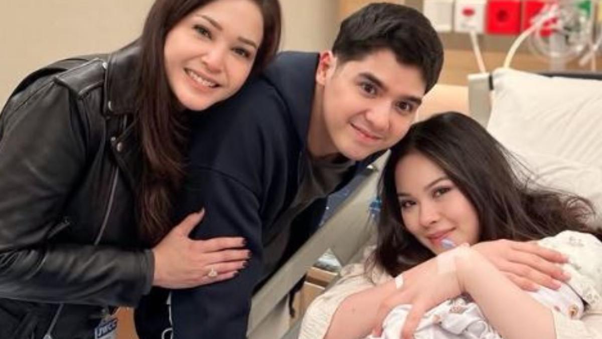 Maia kini kompak berbagi tugas menjaga cucu pertamanya bersama sang besan, Risa Dewi.