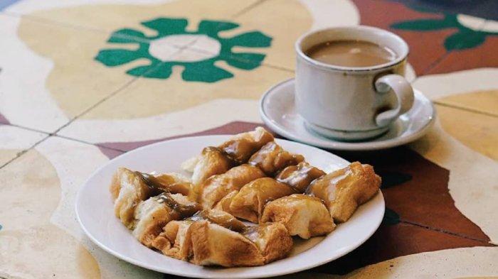 Warung Kopi Purnama, satu tempat makan siang enak dekat Alun-alun Bandung Jawa Barat.