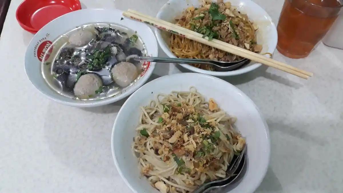 Rumah Makan Linggarjati, satu tempat makan siang enak dekat Alun-alun Bandung Jawa Barat.