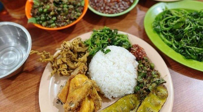 Warung Nasi Ibu Imas, satu tempat makan siang enak dekat Alun-alun Bandung Jawa Barat.