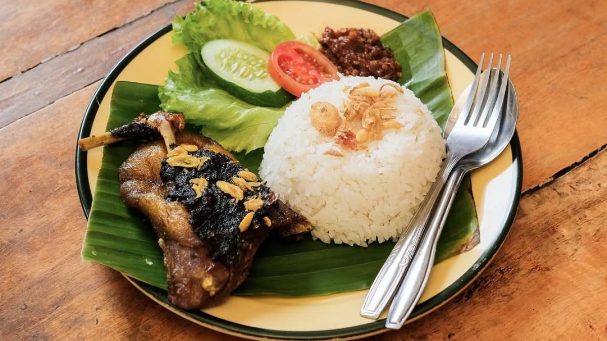 Gulapadi Bandung, satu tempat makan siang enak dekat Alun-alun Bandung Jawa Barat.