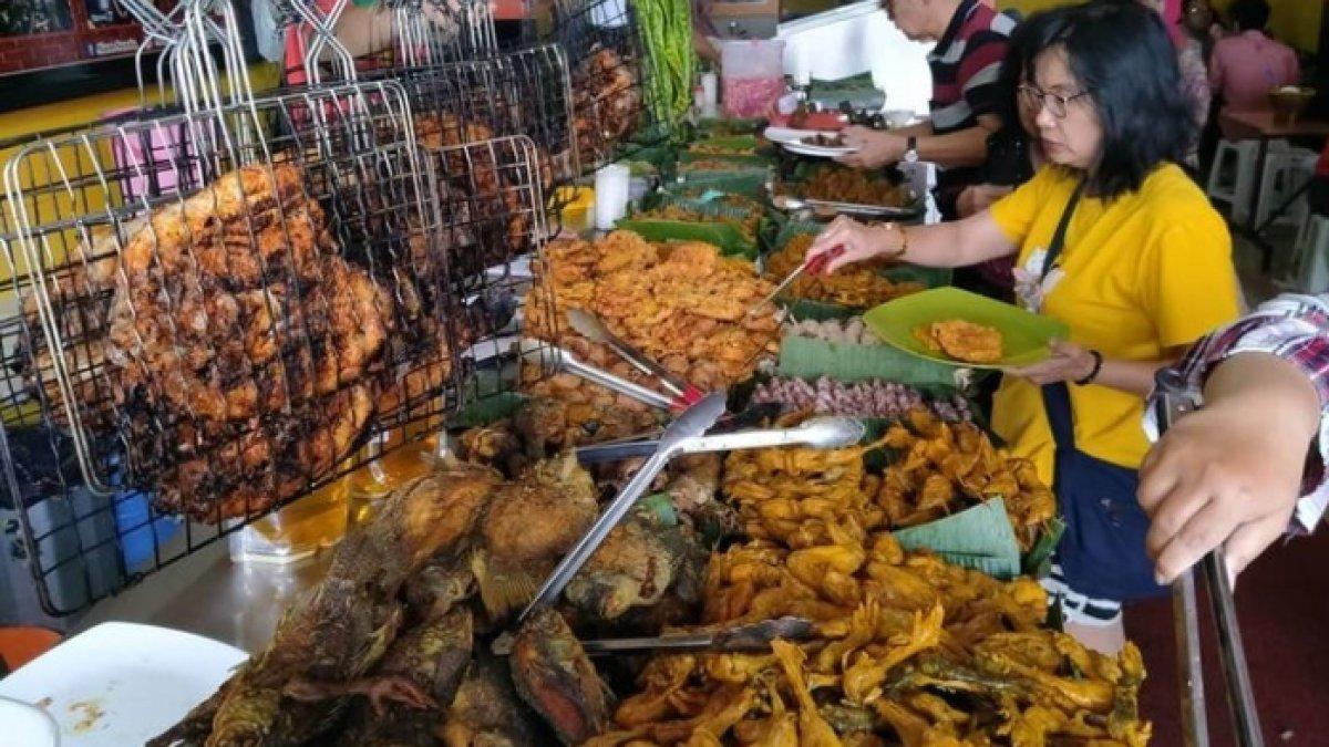 Warung Nasi Alam Sunda Otista, satu tempat makan siang enak dekat Alun-alun Bandung Jawa Barat.