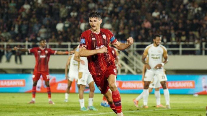 SELEBRASI - Selebrasi pesepak bola Persis Solo, Luka Dumancic setelah mencetak gol ke gawang Dewa United dalam pertandingan Super League di Stadion Manahan, Solo, Sabtu (16/5/2026) malam. (TRIBUNNEWS/Muhammad Nursina)