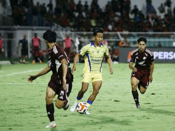 Kemenangan Persib dan hasil imbang Borneo FC membuat Maung Bandung selangkah lagi menuju gelar juara.