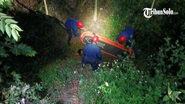 Tim Damkar Boyolali mengevakuasi korban kecelakaan dari jurang sedalam 6 meter