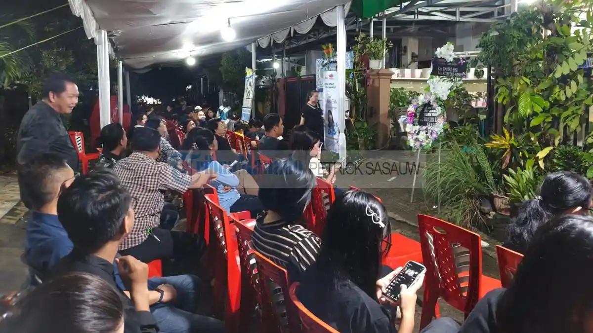 MELAYAT - Rumah duka Pricilia Tamawiwy, korban meninggal dunia dalam insiden kebakaran Megamall Manado, Sulut di Perumahan Griya Paniki Indah (GPI), Kecamatan Mapanget, Kota Manado, Minggu (17/5/2026) malam. Para pelayat mulai berdatangan.