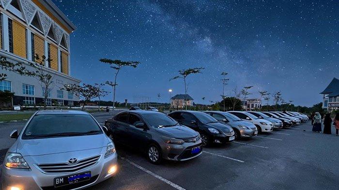 Deretan Toyota Vios milik anggota Vios Family Pekanbaru terlihat rapi terparkir di kawasan perkantoran Pemko Pekanbaru, Tenayan Raya, saat kopdar kedua, Kamis (14/5/2026). Momen ini sekaligus menjadi simbol persaudaraan dan kebersamaan komunitas pengguna Vios di Pekanbaru.