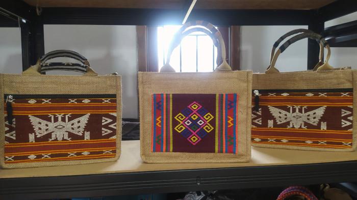 TAS ETNIK - Deretam produk Mamnich yang mengaplikasikan kain etnik tenun, lurik, dan batik ke tas. Semua diproduksi di Jalan Merbabu Raya, Kelurahan Mojosongo, Kecamatan Jebres, Kota Surakarta, Jawa Tengah.