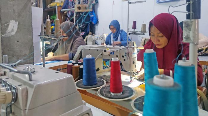 TAS ETNIK - Sekarang Mamnich memiliki 10 orang pekerja perempuan yang sanggup membuat 1.000–2.000 produk setiap bulannya.