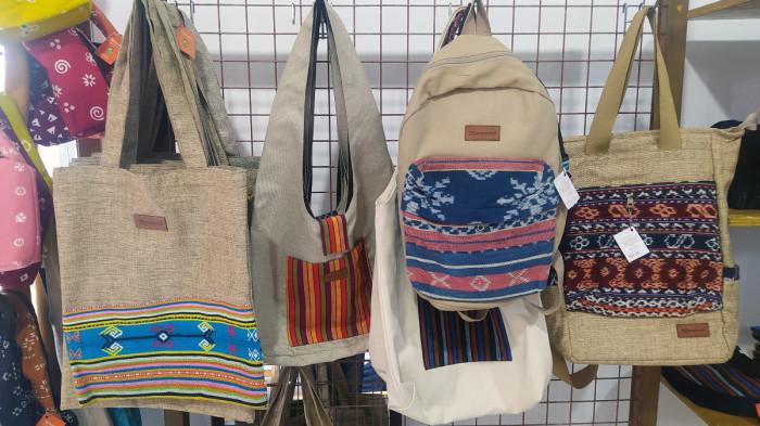 TAS ETNIK - Produk Mamnich yang mengaplikasikan kain etnik tenun, lurik, dan batik ke tas. Pembuatan tas melibatkan pemberdayaan kaum perempuan.