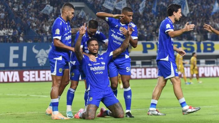 SELEBRASI - Penyerang Persib Bandung, Ramon Tanque (dua dari kiri) merayakan gol bersama rekan satu tim pada laga melawan Bhayangkara FC di pekan ke-15 Super League, Minggu (21/12/2025). Brace Ramon Tanque buat Persib menang 2-0.