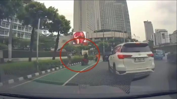 HP WNA DIJAMBRET - Detik-detik aksi penjambretan yang menimpa seorang warga negara asing (WNA) asal Italia di kawasan Bundaran Hotel Indonesia (HI), Jakarta Pusat, Kamis (14/2/2026), viral di media sosial. Korban kehilangan telepon genggamnya setelah dirampas pelaku yang mengendarai sepeda motor.