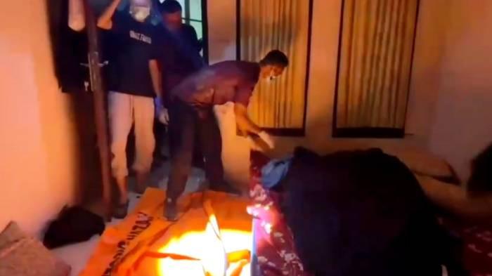 Satuan Reserse Kriminal (Satreskrim) Polresta Mataram melakukan olah TKP penemuan mayat mahasiswi PENEMUAN MAYAT - Universitas Mataram (Unram), bernama Nadya Dwi Ramadhany (21) yang ditemukan tak bernyawa di kamar kosnya di wilayah Gomong, Minggu (17/5/2026).