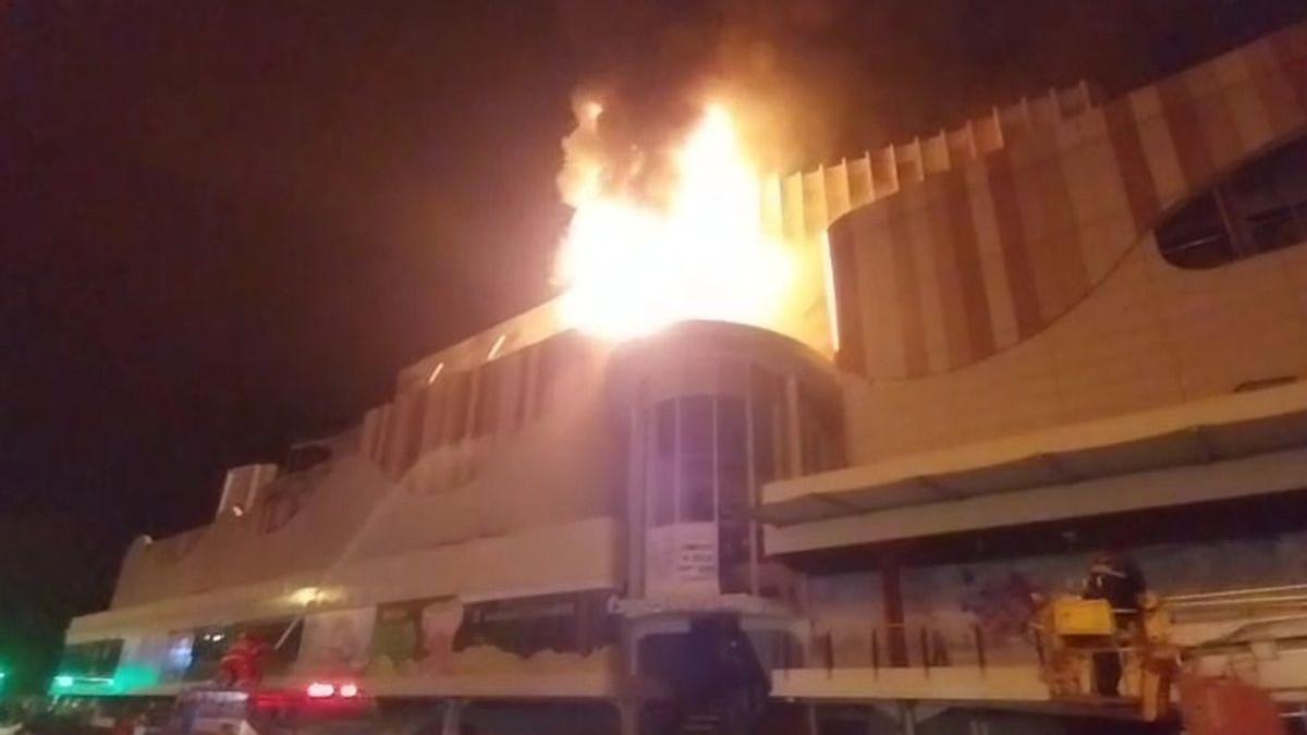 KEBAKARAN MANADO - Kebakaran di Megamall Kawasan Megamas Manado, salah satu pusat perbelanjaan terbesar di Kota Manado yang terjadi pada Sabtu (16/5/2026).