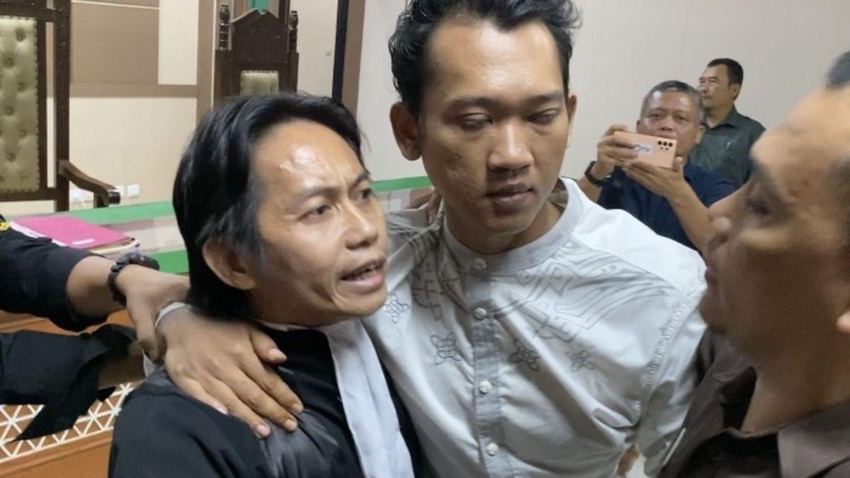 KASUS PEMBUNUHAN - Ririn Rifanto, terdakwa pembunuhan satu keluarga dibantu kuasa hukumnya agar dapat memberikan keterangan ke awak media di Pengadilan Negeri Indramayu, Rabu (29/4/2026) malam.