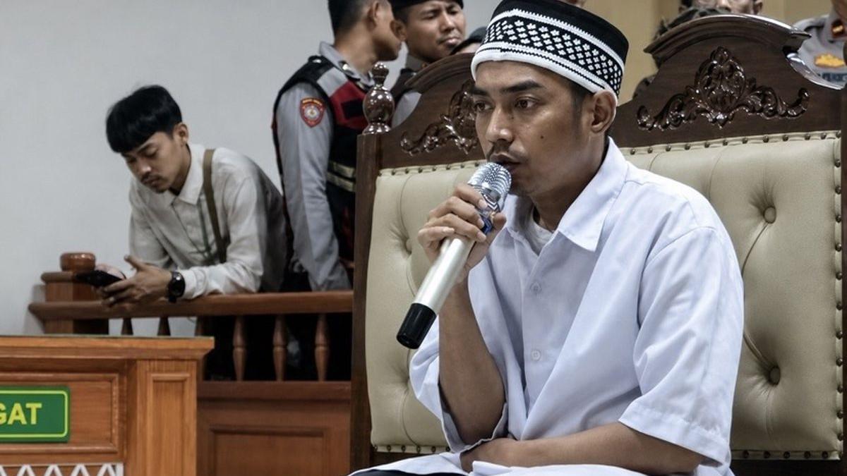 KABAR PERISTIWA - Terdakwa Priyo Bagus Setiawan saat menyampaikan kesaksiannya dalam sidang lanjutan perkara pembunuhan satu keluarga di Pengadilan Negeri Indramayu, Senin (18/5/2026).
