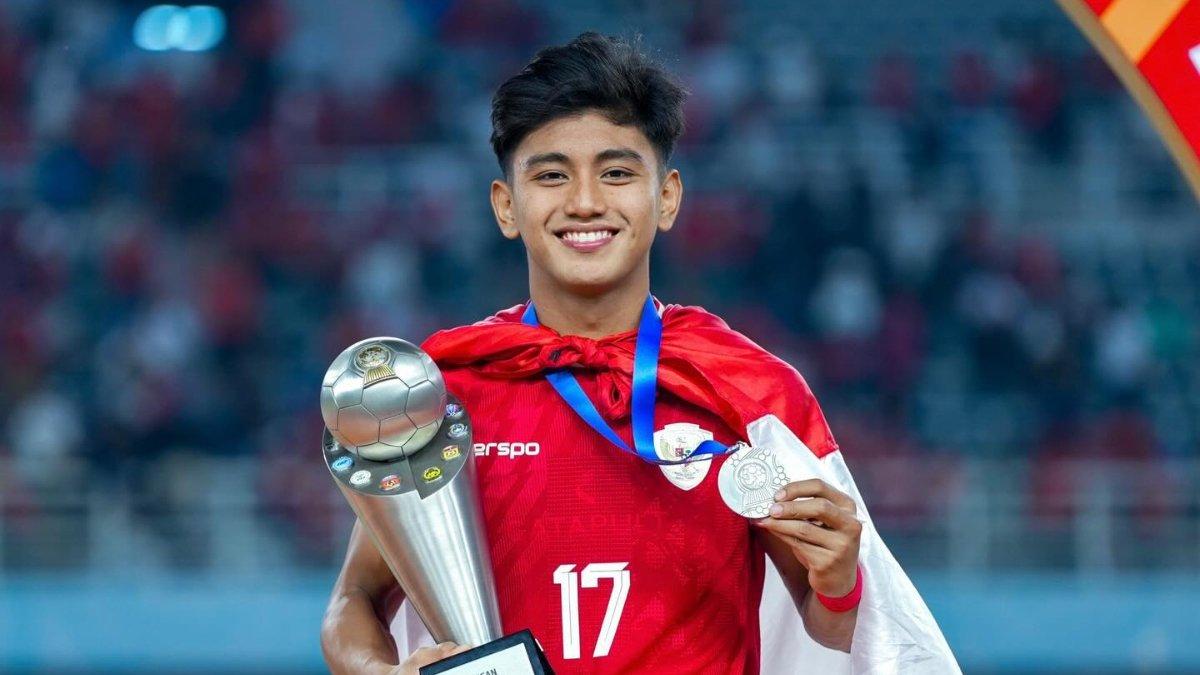 Potret Muflli Hidayat seusai memenangkan Piala AFF U-19 2024. Terkini, inilah profil Mufli Hidayat, bomber berbakat yang hilang dari PSM Makassar, kini resmi perkuat lini serang Timnas U-20 Indonesia jelang kualifikasi Piala AFF U-20.